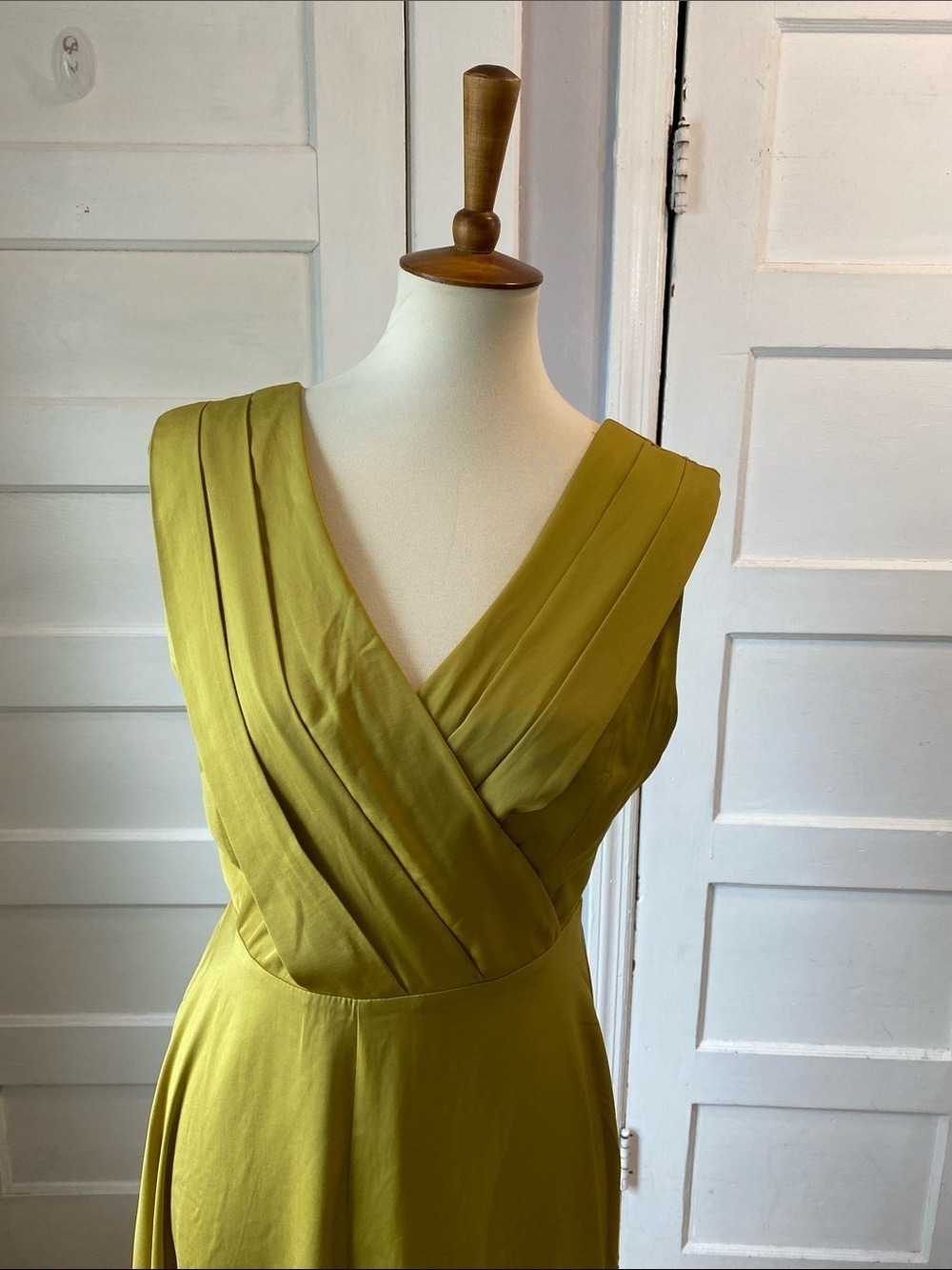 Banana Republic Pintuck Bodice Maxi Dress in Gilded Green, Size 6 - Picture 5 of 13